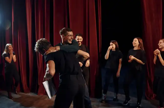 Grupo celebrando después de una práctica escénica